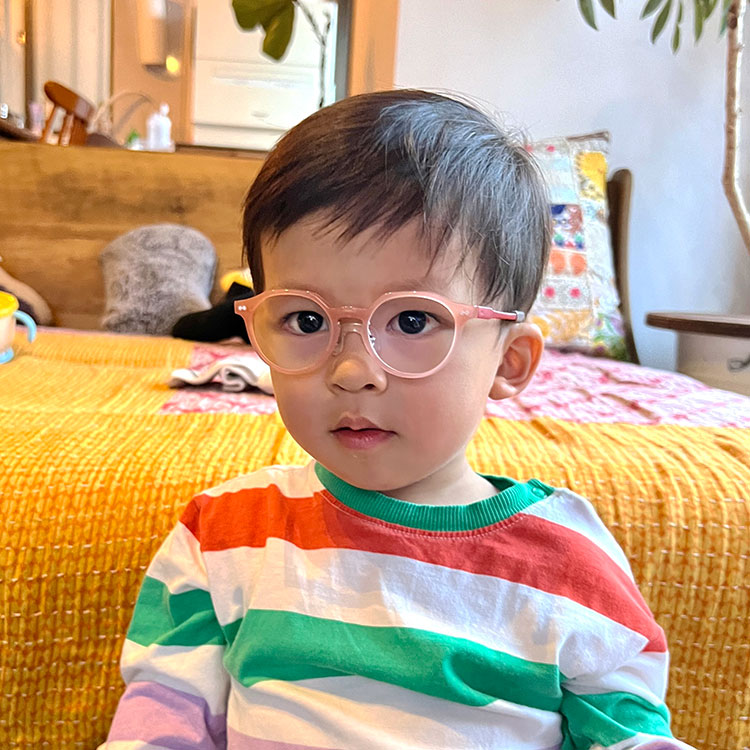 治療用子供眼鏡男子