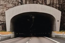 サングラスをしてトンネルに入る入口の暗さ