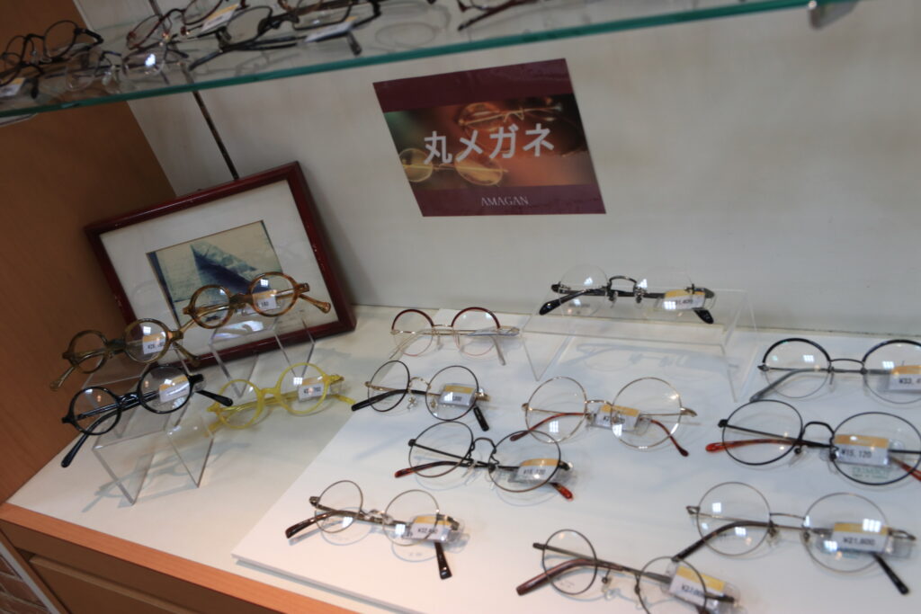 流行の丸メガネから一昔前の丸眼鏡を集めたコーナー