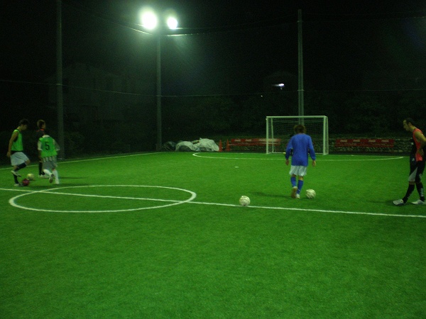 サッカーにおける光感度の差が競技に影響するシーン