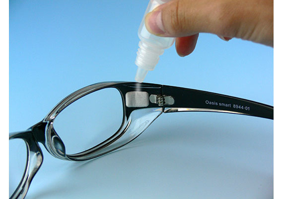 フード内で目に潤いをあたえ乾きを防ぐドライアイ対策メガネ
