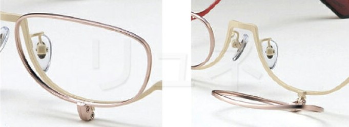 よく見えないままメイクするなんて、ちょっとハラハラしますよね。