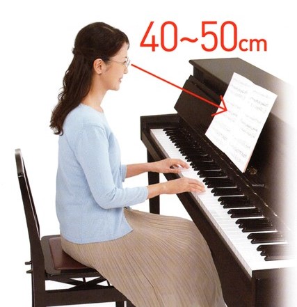 平均的な女性のピアノ時の楽譜の距離