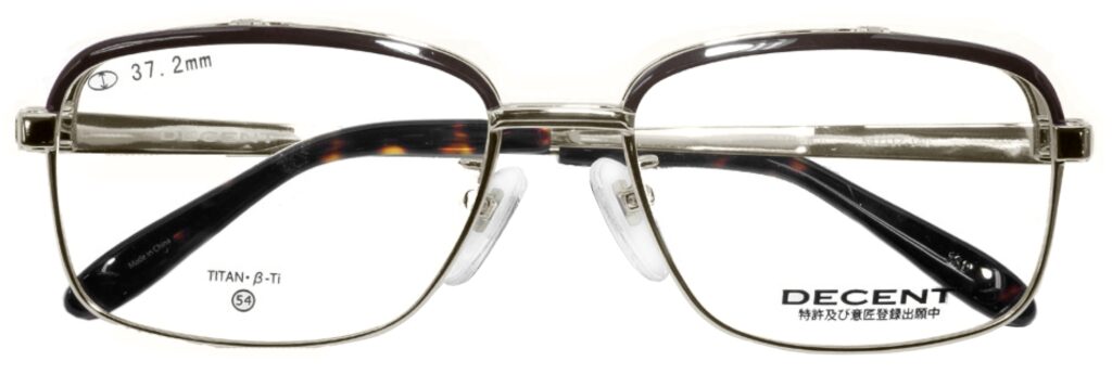 一般の仕事、パソコン作業、ドライブからゴルフ・つり等様々なシーンでとても便利に使用できる跳ね上げ式メガネは意外と便利な眼鏡です。
