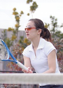 テニスどきの薄いカラーサングラス