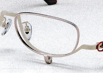 老眼鏡としても使用可能なメイクアップフレーム