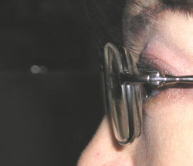 強度近視眼鏡を横から見たレンズの厚み