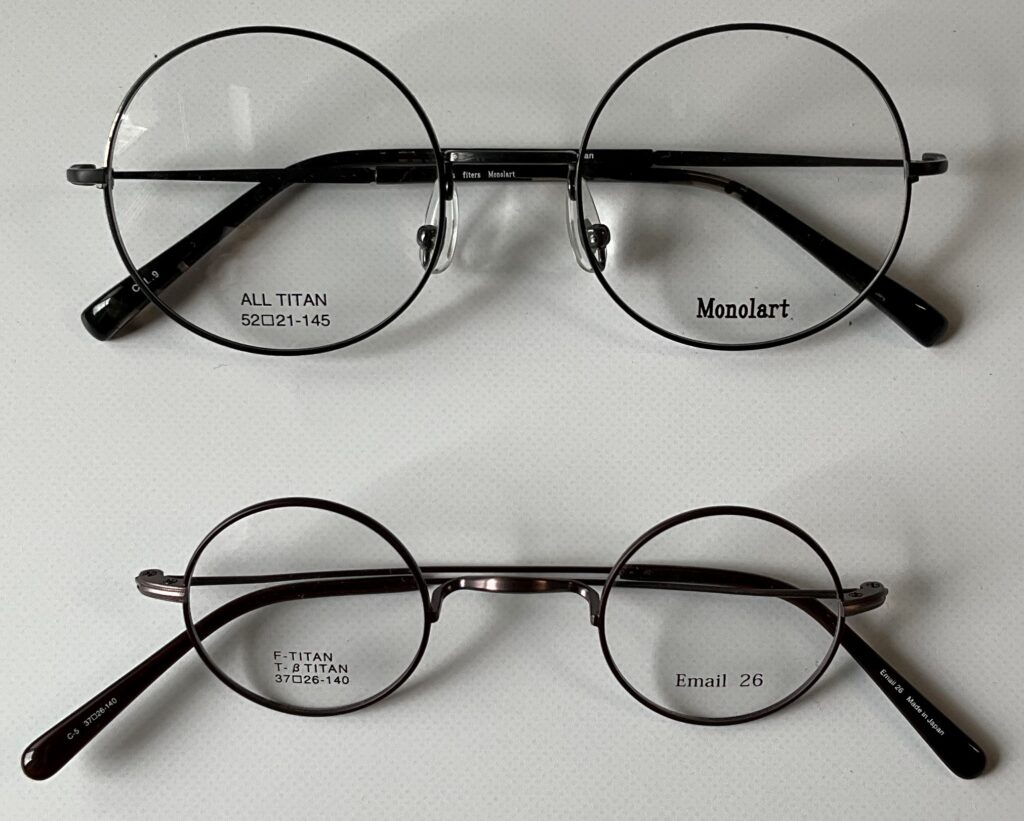 チタンフレームの大径の丸眼鏡と一般的な丸メガネの比較