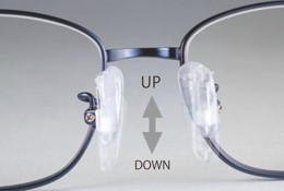 全視界メガネの特長である眼鏡の上下可動