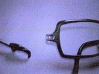 眼鏡修理ヒンジ部の折れ。