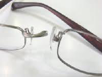 メガネ修理ブリッジ部の折れ。