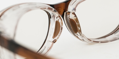手術後の目を守る保護眼鏡で接触から目を守る