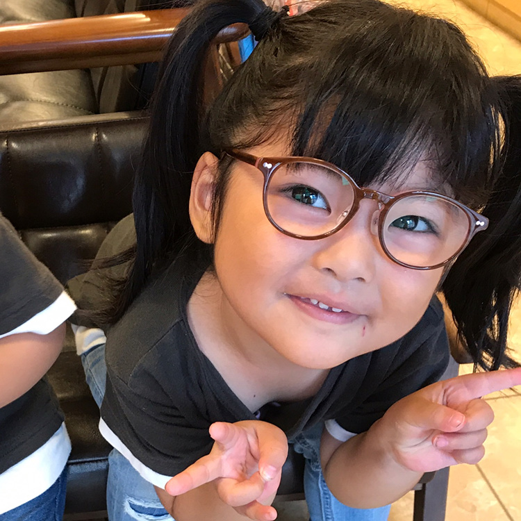 子供眼鏡：可愛い子供眼鏡があると知り 本人もとても気に入っています