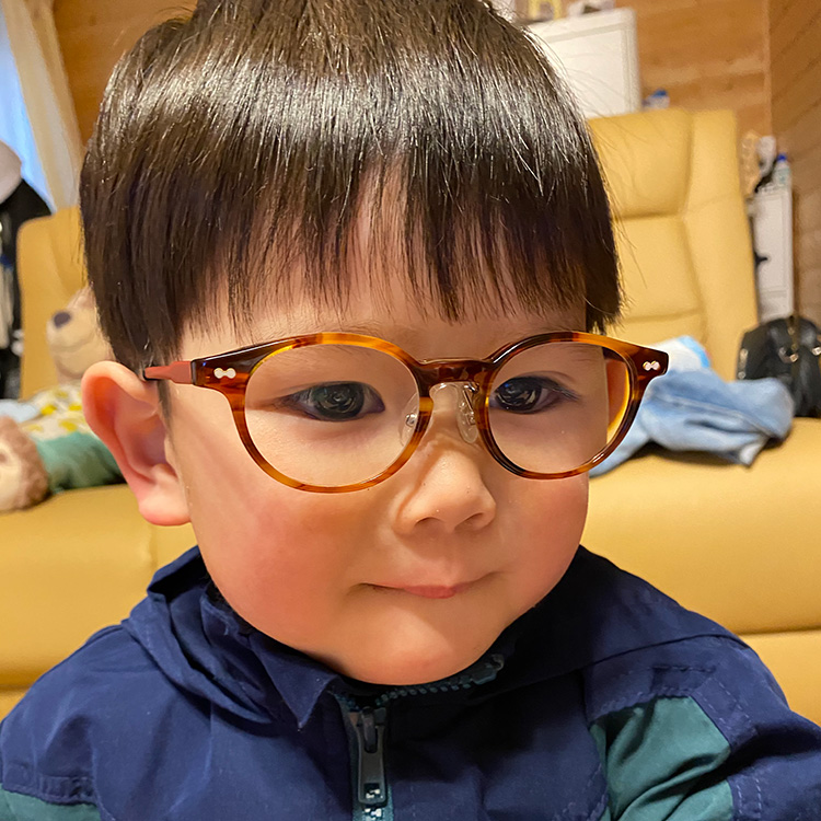 kidsメガネ：遠視性乱視、弱視で眼鏡をかけることになりました