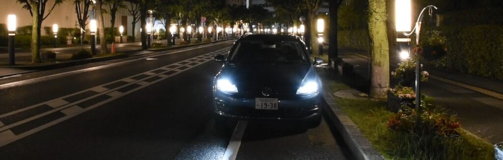 夜間どきの対向車のライト