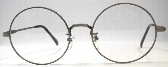 柄じゃない丸メガネ