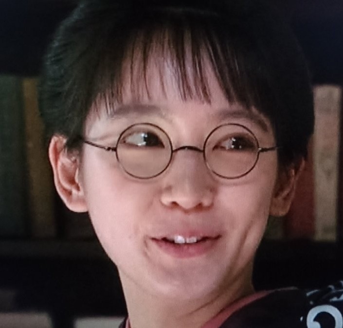 一山メガネをかける女性