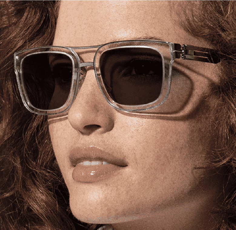 調光レンズ装用女性