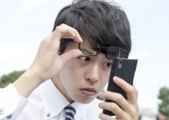 読売新聞オンラインより引用スマホ老眼