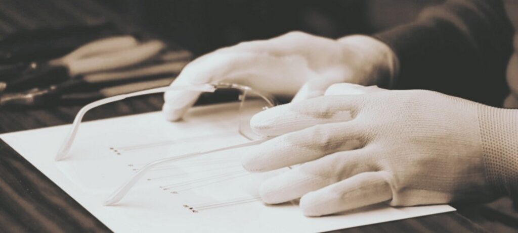 精度な跳ね上げメガネ政策のために