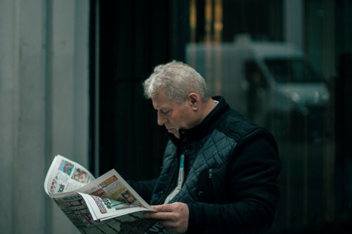 メガネなしで新聞を読む